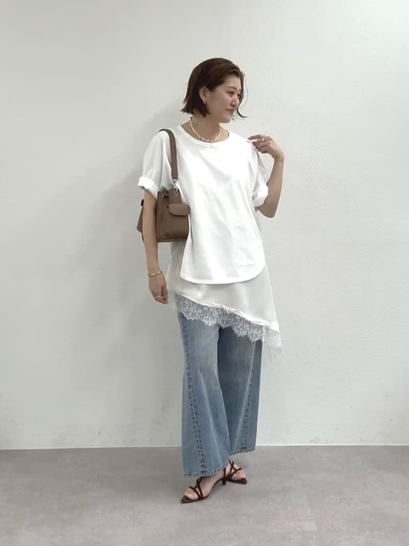 レースのキャミソールをインナーにレイヤードして裾を見せるのがポイント　出典：WEAR