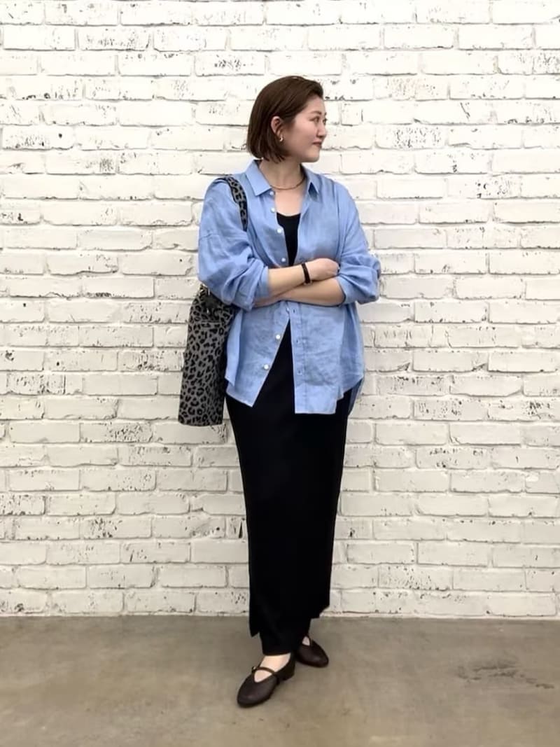 きれいなブルーが爽やかなリネンシャツを羽織って　出典：WEAR