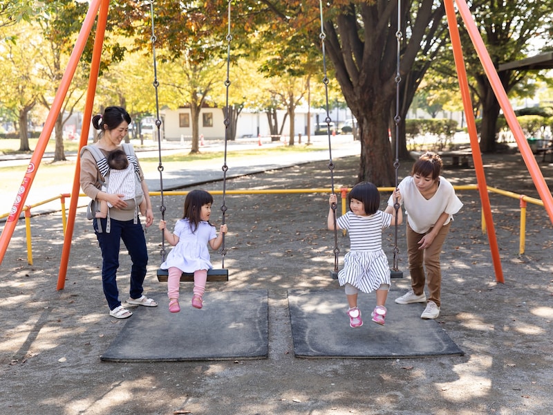 「友達」とは違う人たちとうまく付き合っていく方法とは（画像：PIXTA）