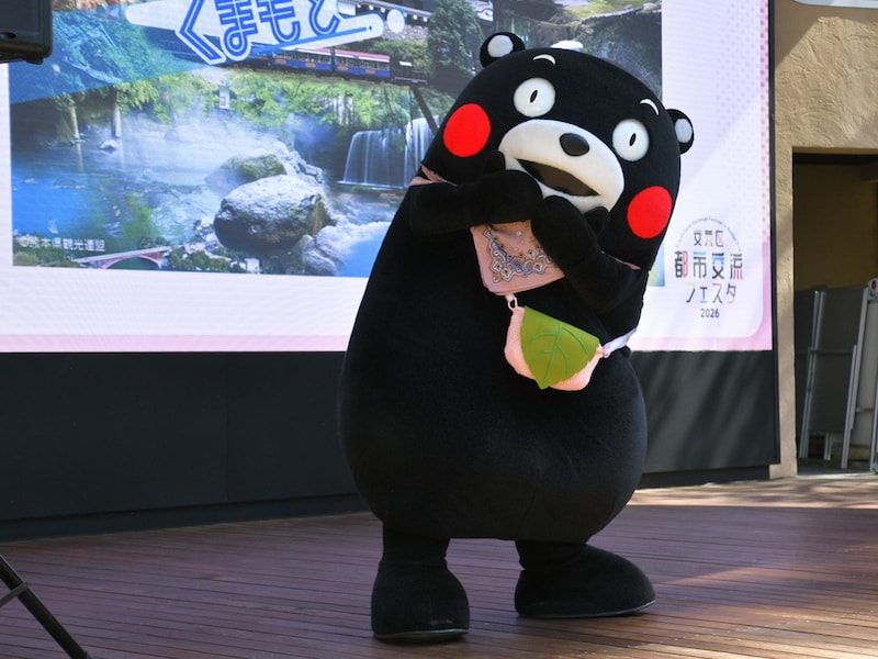 「桜餅」ポシェットでピンクコーデ＝3月7日、東京都文京区