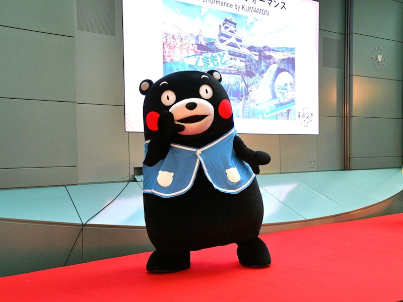 青空色の衣装で＝3月7日、東京都文京区