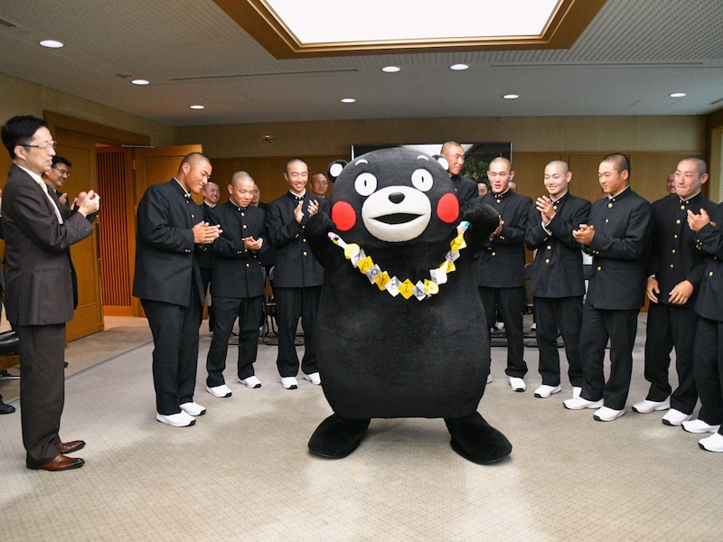 熊本工業高校野球部の選手たちと＝3月12日、熊本市