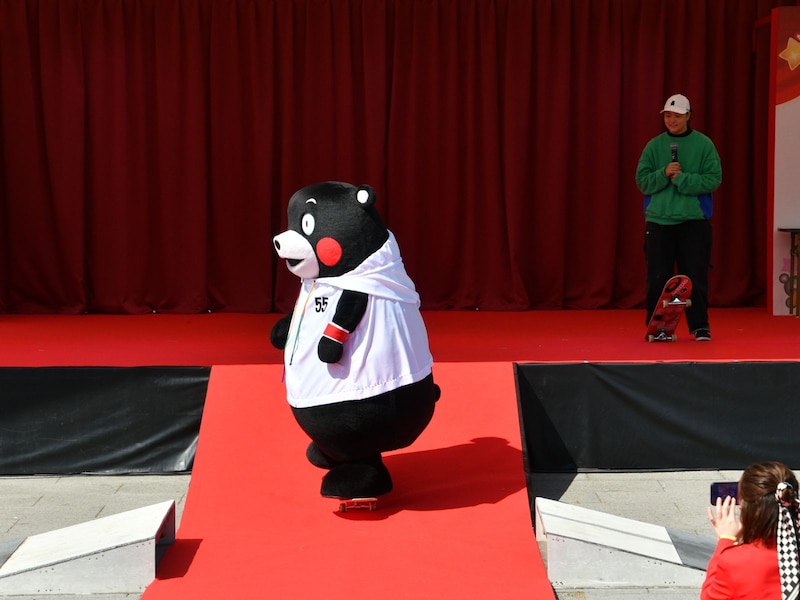 松本選手（右）とコラボ、スケボーを披露するくまモン＝3月14・15日、熊本市