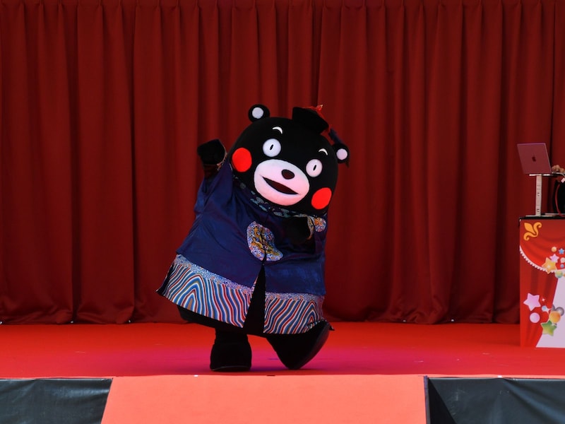 色合いが美しい中華風衣装＝3月14・15日、熊本市