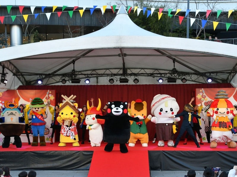 仲よしのお友だちが8人も全国からお祝いに駆けつけてくれた＝3月14・15日、熊本市