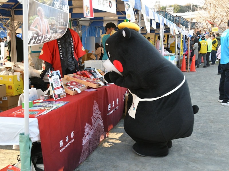 熊本市のブースへ。いちごに釘付け、動かなくなってしまった＝3月21日、横浜市
