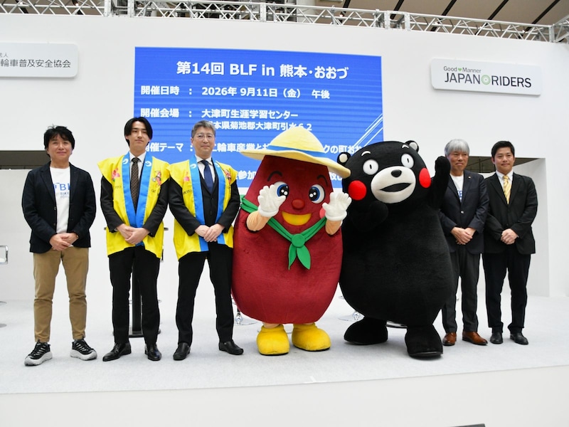 「大津に来てはいよ～」とステージから客席へ呼びかける＝3月27日、東京都江東区