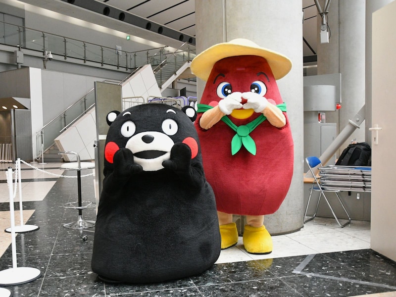 大津マスコットキャラクター・からいもくん（右）と共に＝3月27日、東京都江東区
