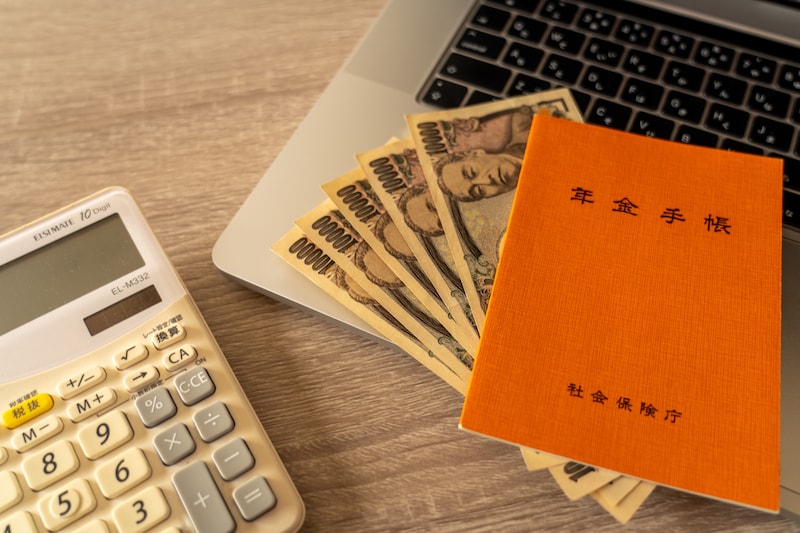 年金手帳と紙幣と電卓