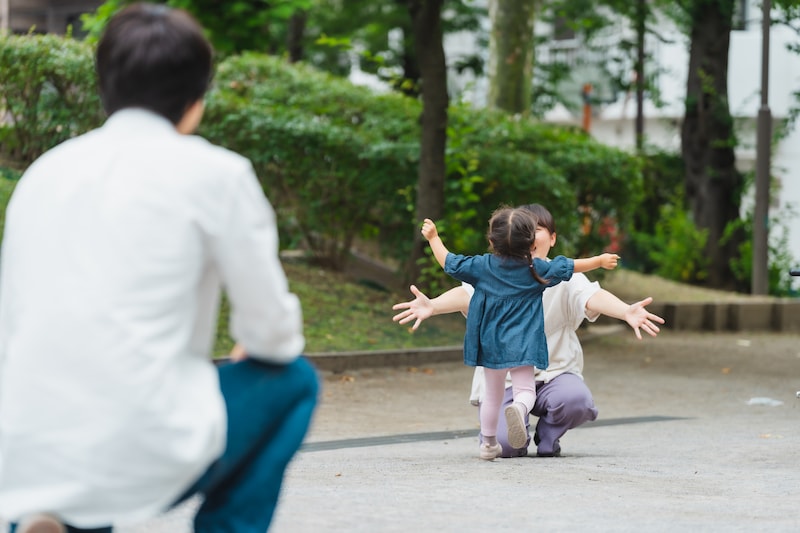子どもを見守る父親