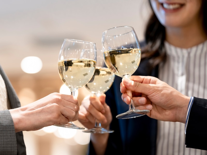 「新メニュー発表イベント」で出会った女性と親密な関係に（画像：PIXTA）