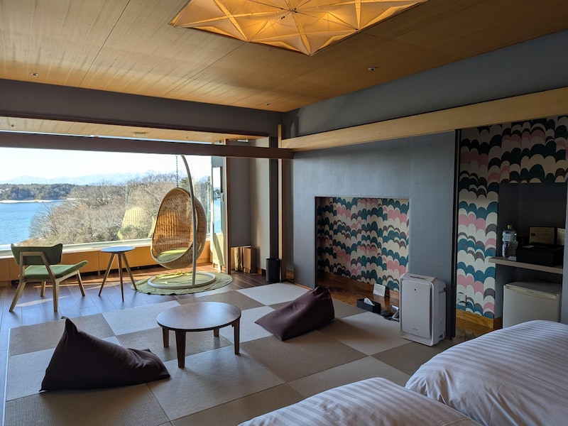 中国割烹旅館 掬水亭の広々とした和モダンルームの客室