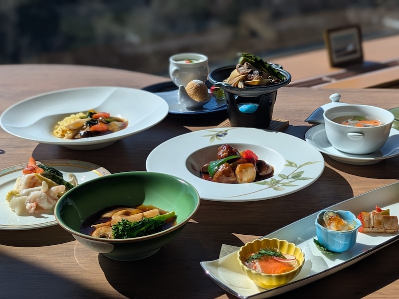 掬水亭のレストラン「天外天」で提供される本格的な上海料理のコース