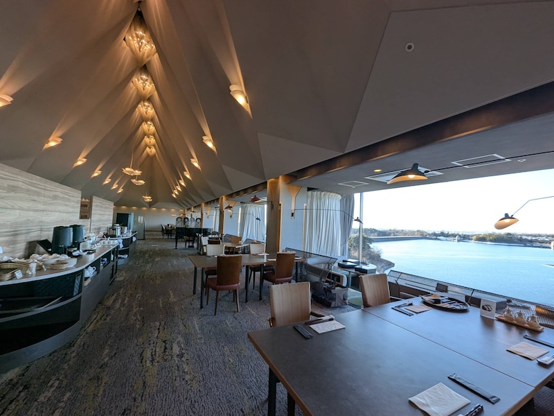 多摩湖を一望できる掬水亭最上階のレストラン「天外天」の内観