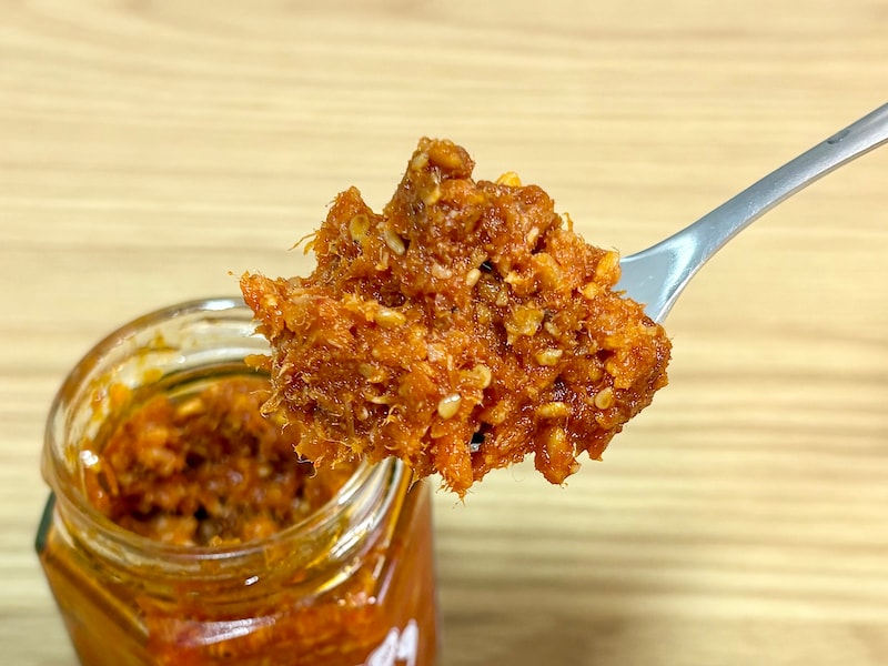 ガーリックが効いた、鮭フレークがぎっしり！ ごはんにのせていただきます 