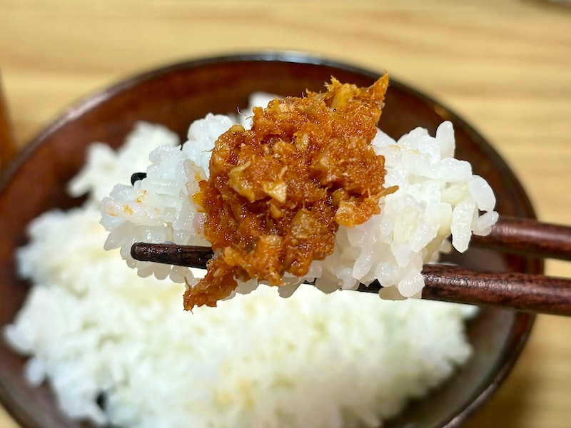 ひと口食べるだけで、ガツンと感じる辛み！ 辛いもの好きにはもってこいの味わいです 