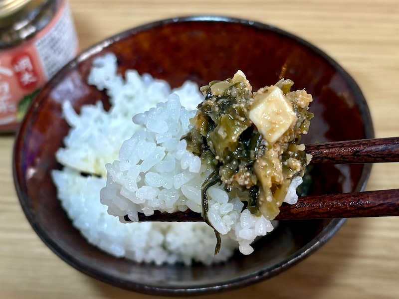 オイリーな高菜は、背徳感たっぷり！ 冷めてもおいしいのでおにぎりの具にしてもGood