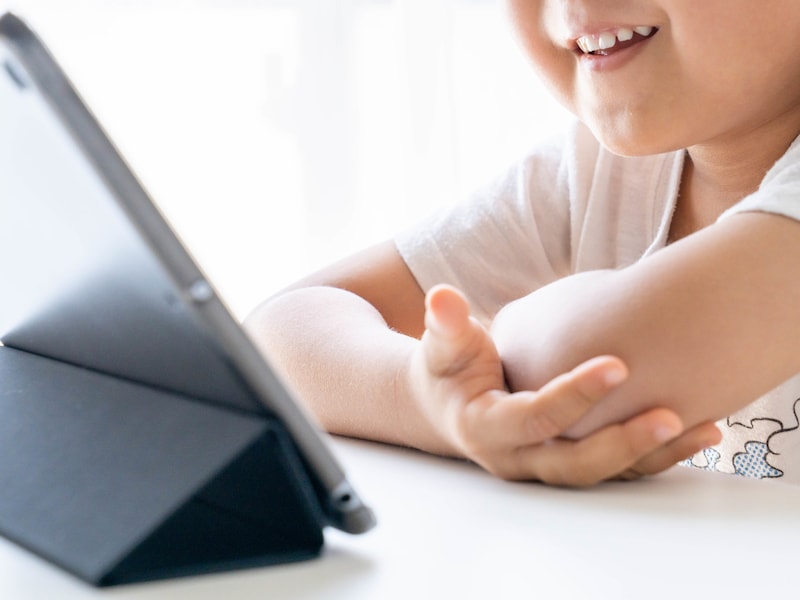 これって脳に悪影響？「うちの子はYouTube大好き」　※画像出典：PIXTA