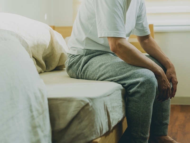 一人で死んでいくことを考えると不安でたまらない（画像：PIXTA）