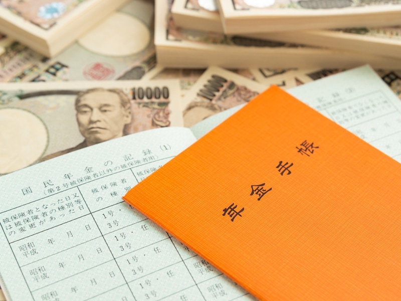 老後の働き方と年金受給の選択肢を検討する高齢夫婦のイメージ（PIXTA）