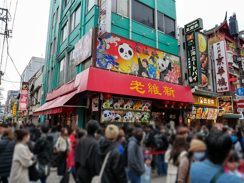 横浜中華街で食べ歩きを楽しむなら10:00には到着しておきたい（画像は11:00以降の混雑時の様子）