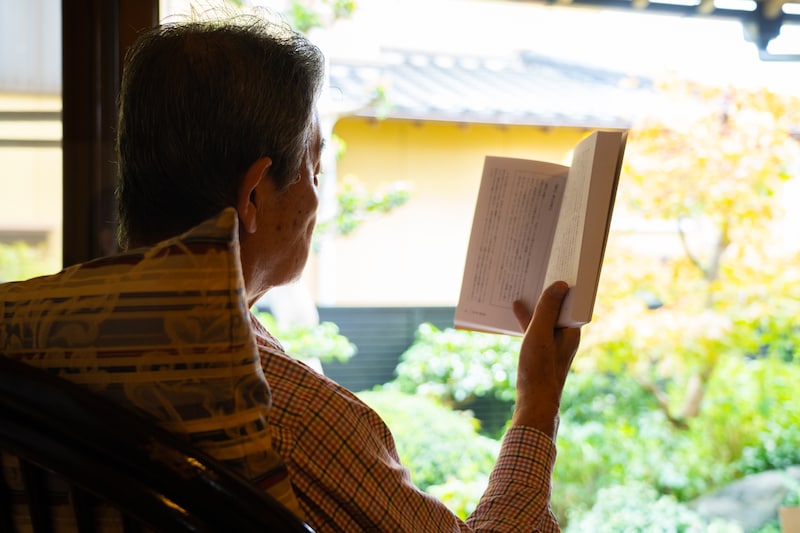 読書をする男性