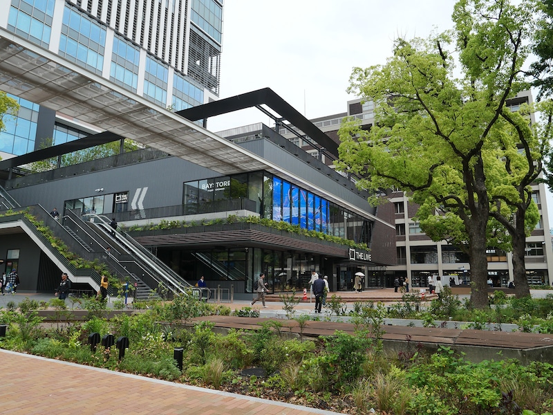 「BASEGATE横浜関内」の広場空間（屋外）はペットを連れて利用OK（筆者撮影）