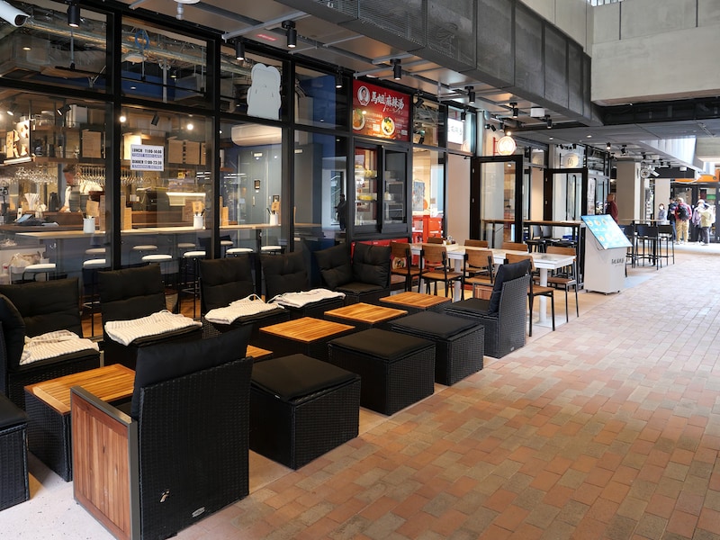 手前から「BISTRO BLUE CAFE」「馬姐 麻辣湯」「一角」のテラス席（筆者撮影）