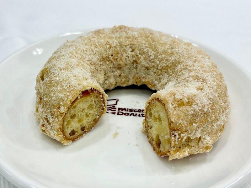 表面はゴツゴツとしていて食べるとサクサク。ぽふん食感の生地と一緒に味わうと、まさに新食感です ※筆者撮影 