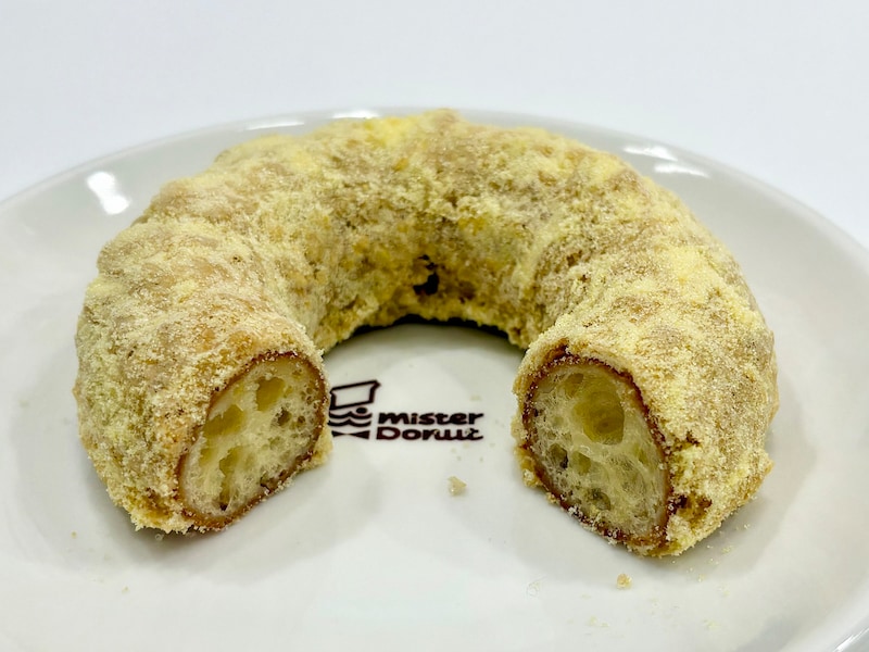 カスタードの甘みと共に、サクぽふんの新食感を存分に楽しめるドーナツです ※筆者撮影 