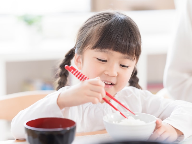 子どものしつけもしない娘を見かねて孫の母代わりに（画像：PIXTA）