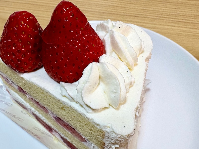 バニラビーンズ入りの純生クリームは香り高く、いちごの甘みと抜群の相性です   