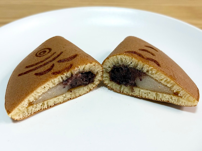 もちもちのどら焼き生地に、バターの風味が効いた小倉あんとお餅が包まれています 