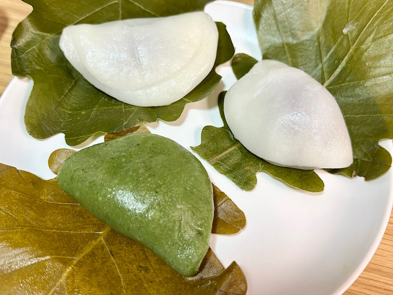 こしあん2個とよもぎ粒あん1個が入った、2種類の味を楽しめる詰め合わせ！