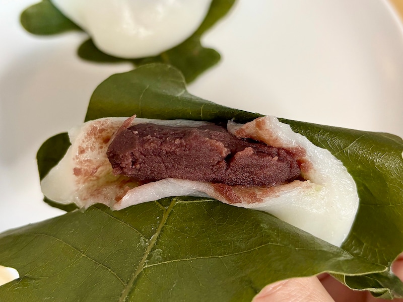 コシのある団子生地に、あんこがたっぷりと詰まった、和菓子好きにはたまらない一品です 