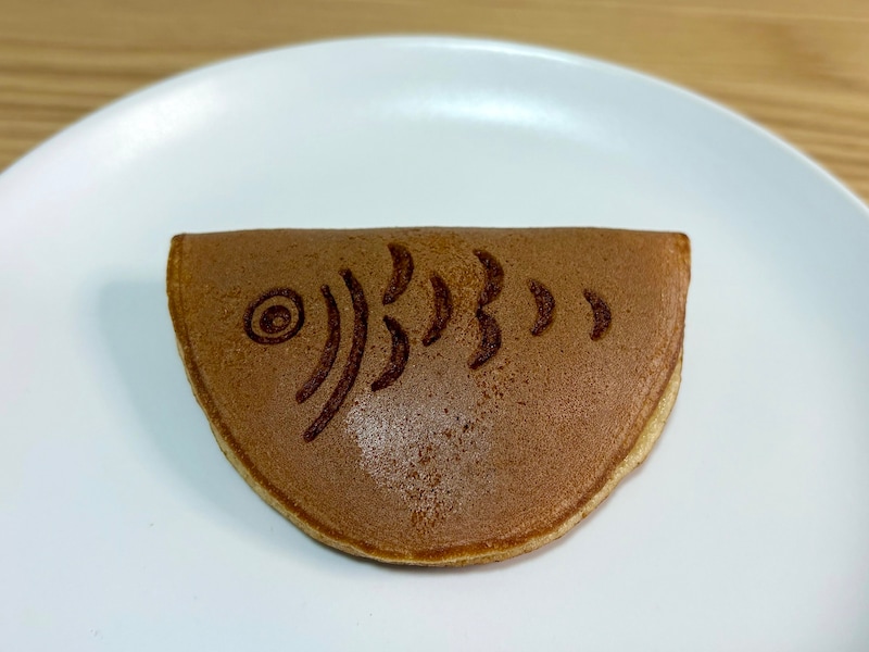 こいの絵柄が焼印されたどら焼き生地がかわいらしい！ 通常は販売していない限定商品です