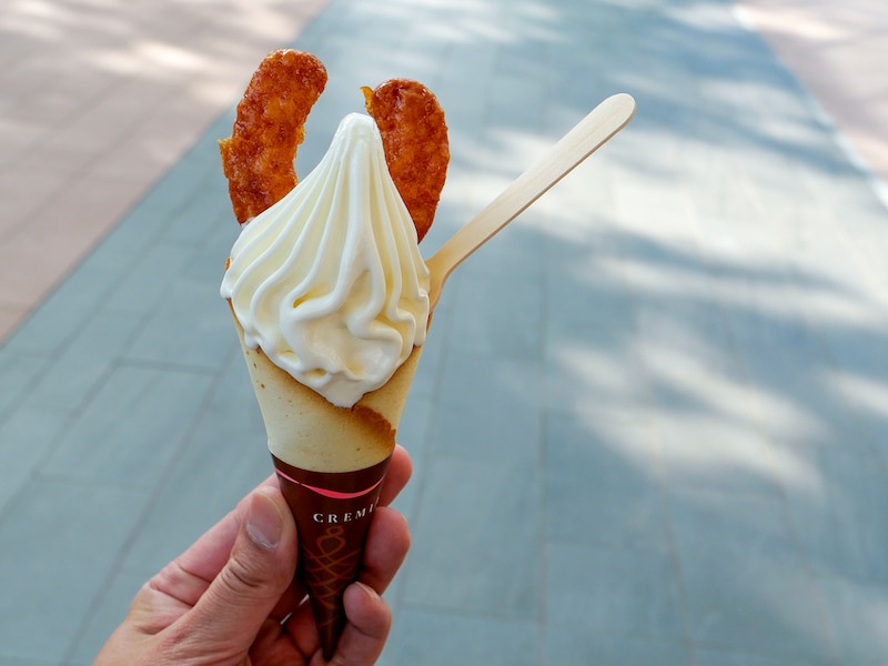 ガトー・ド・ボワイヤージュ BASEGATE横浜関内店「幸せを呼ぶソフトクリーム（ラングドシャコーン）」（税込756円）（筆者撮影）