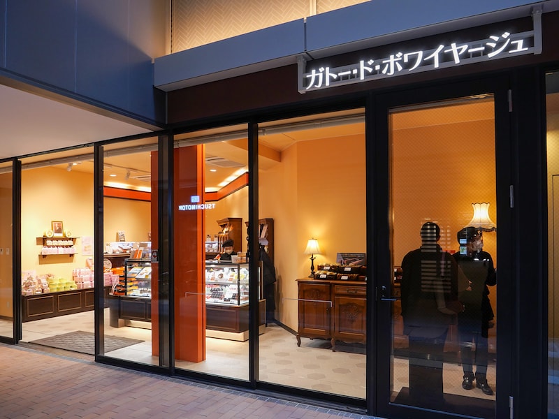 ガトー・ド・ボワイヤージュBASEGATE横浜関内店（ショップ）では横浜土産の焼き菓子や生ケーキなどを販売（筆者撮影）