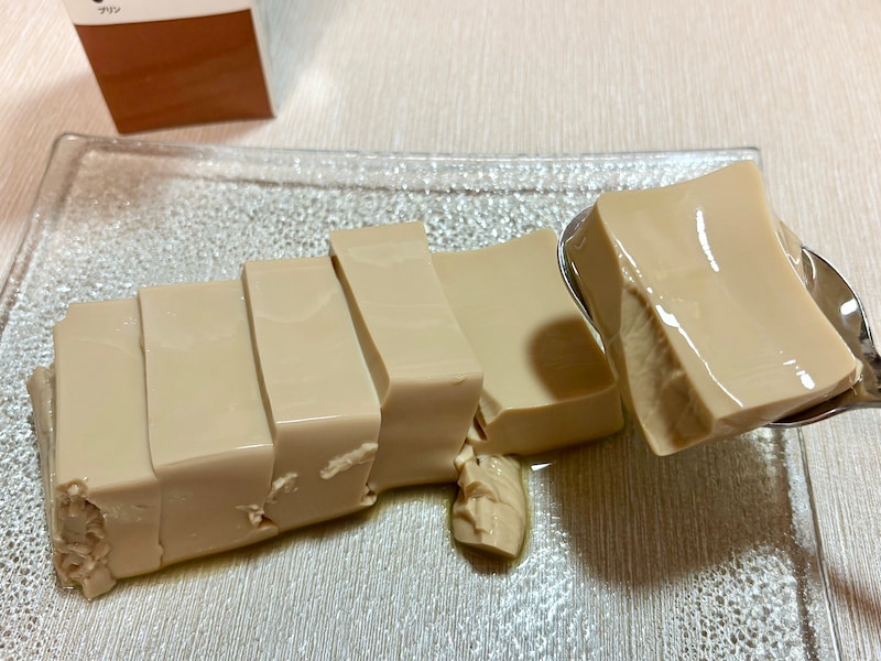 コーヒーの風味と、ミルクのコクが相まって美味！ お好みでカットしていただきます 