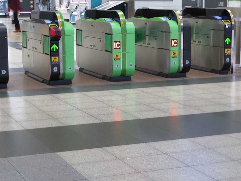 駅の改札口で偶然見かけた父の不可解な行動とは（画像：PIXTA）