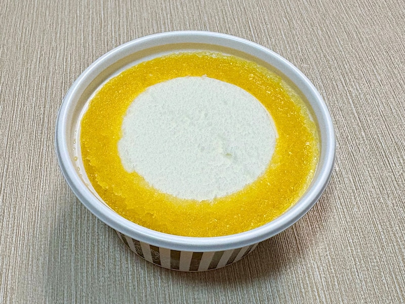 マンゴー氷の真ん中にバニラアイスが入っています