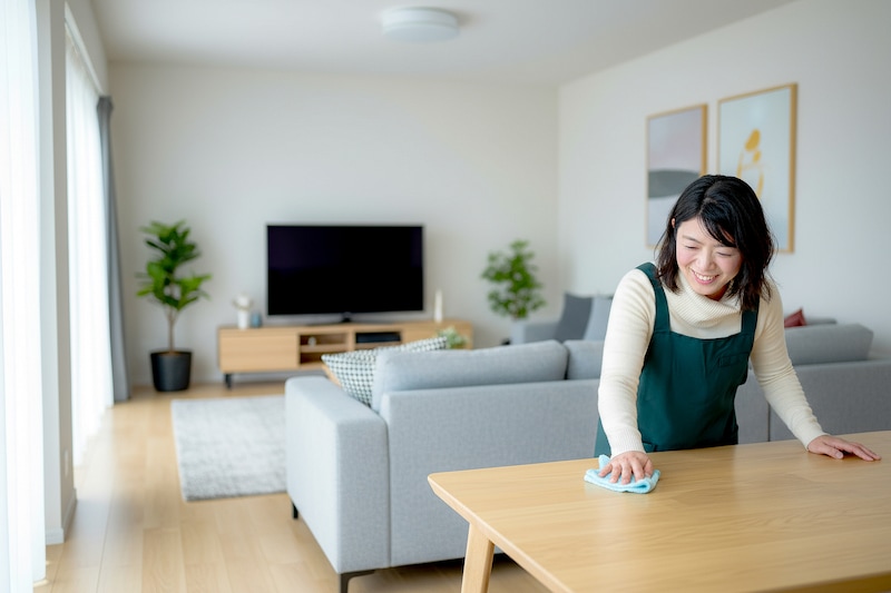部屋の掃除をする主婦