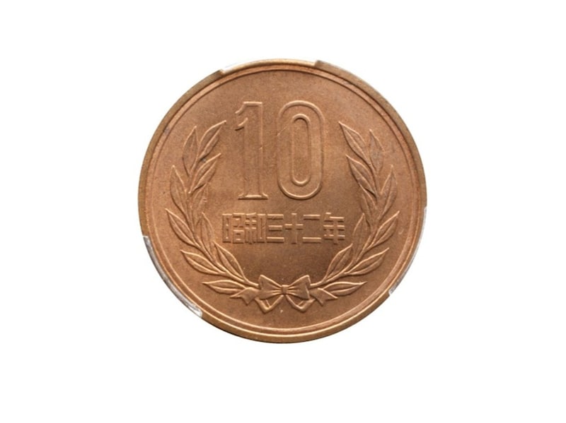 14万5625円で落札された実際の10円玉（裏面） ※画像：第127回入札誌「銀座」 Lot番号：516 10円青銅貨 昭和32年 PCGS(MS66RD) | UNC