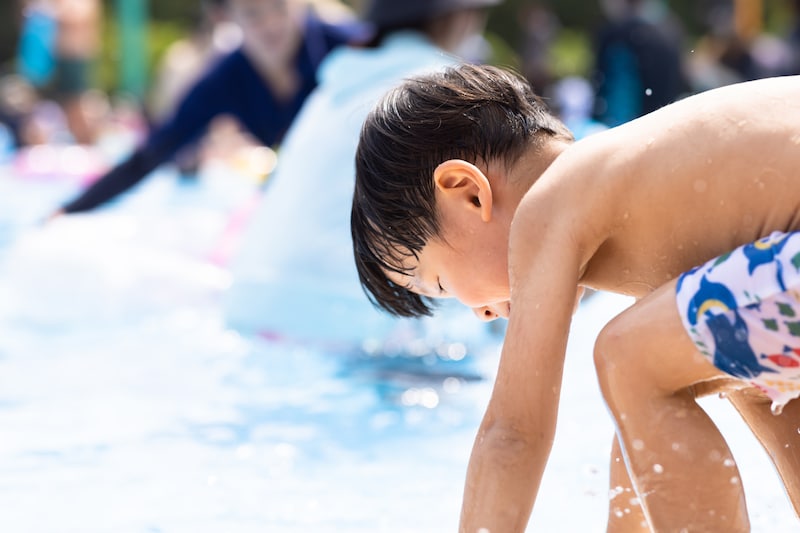 プールで遊ぶ男の子