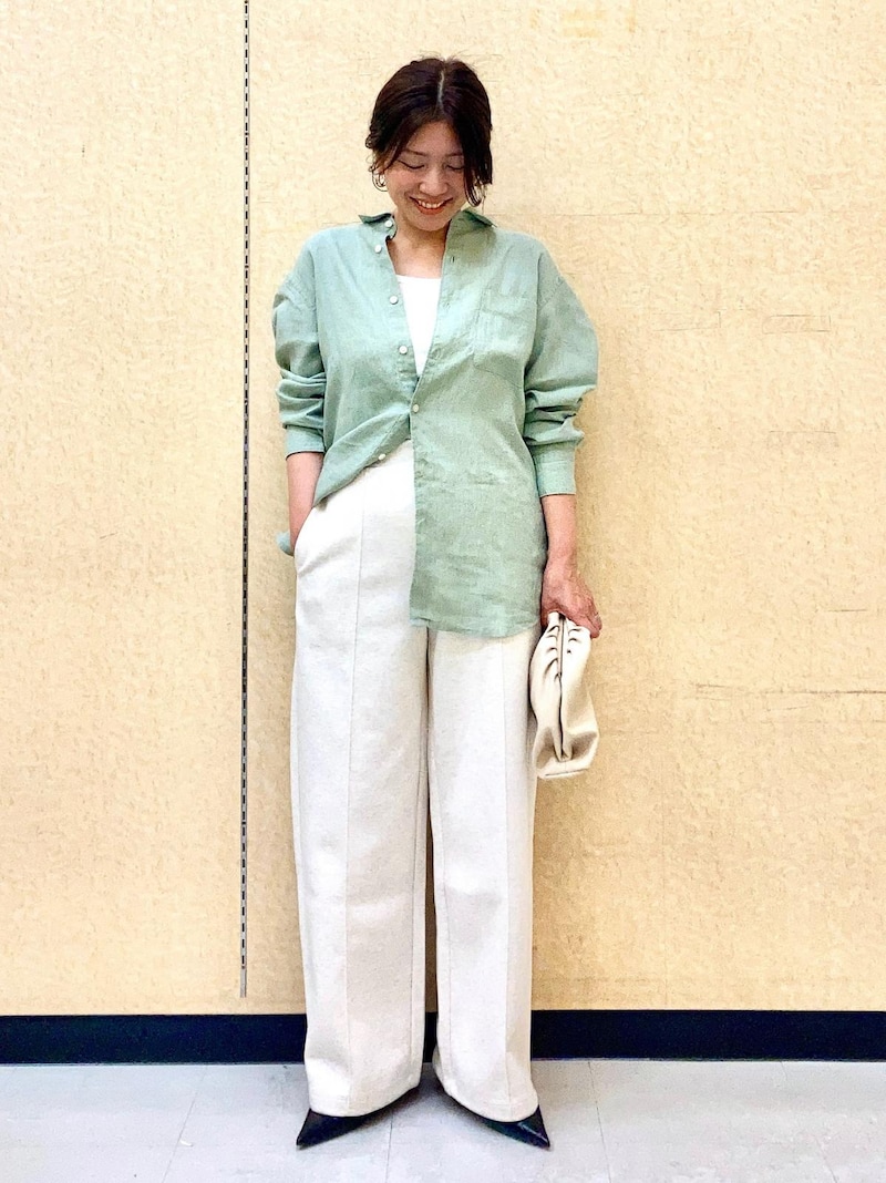 きれい色のリネンシャツが着こなしのポイントに　出典：StyleHint
