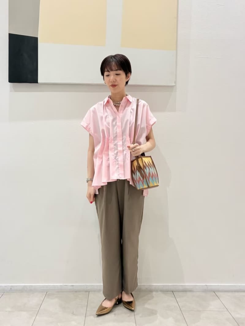 おしゃれに見せるダーツのデザインが、気になるウエストまわりをカバーしてくれます 出典:WEAR