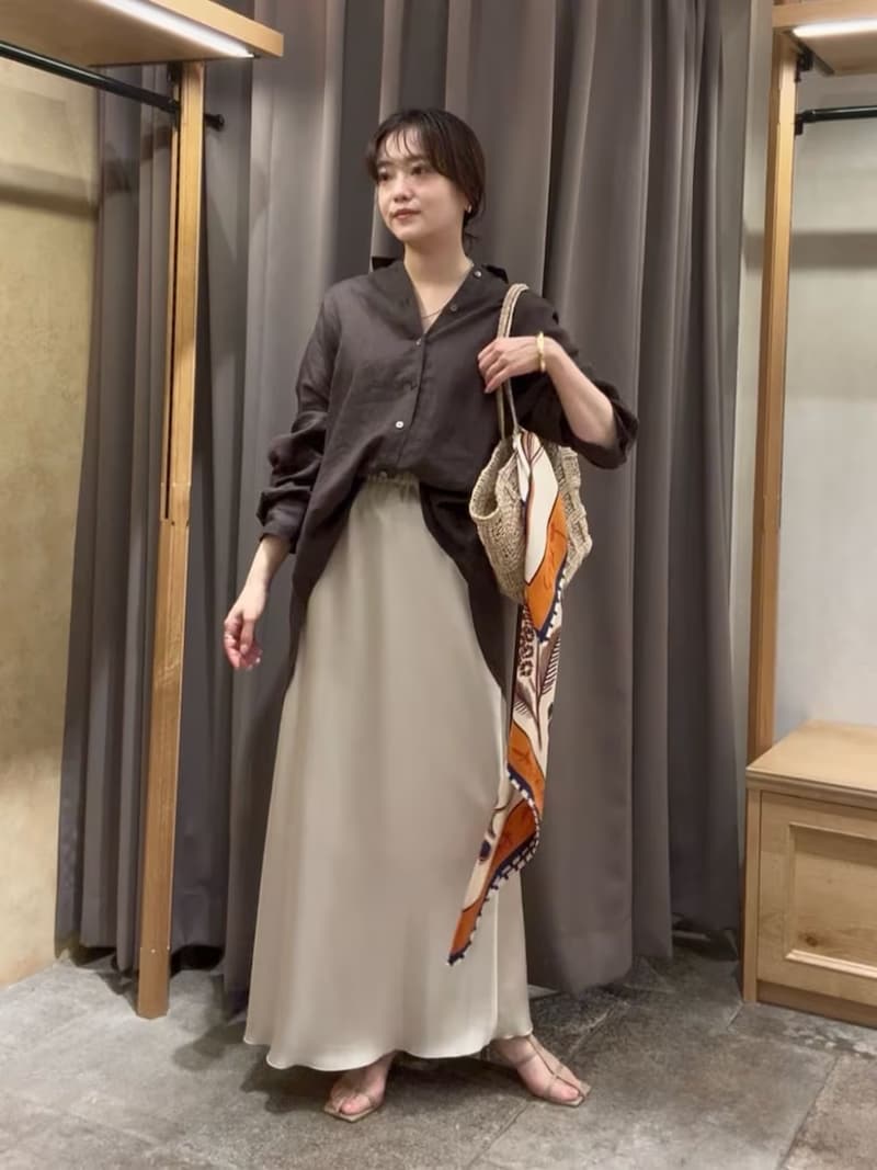 通気性や速乾性も高いリネンシャツを取り入れて 出典:WEAR