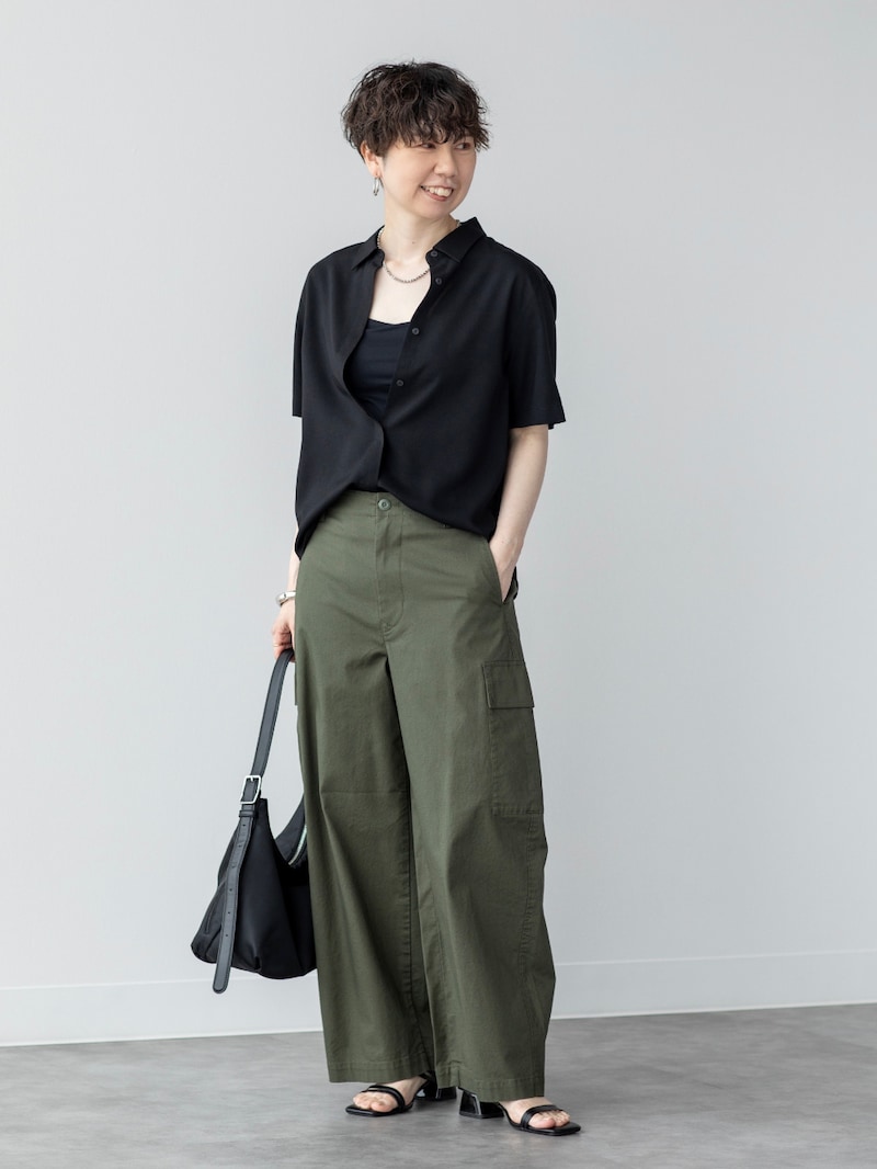 ちらっと見えるインナーとして黒の半袖シャツと合わせて　出典：StyleHint