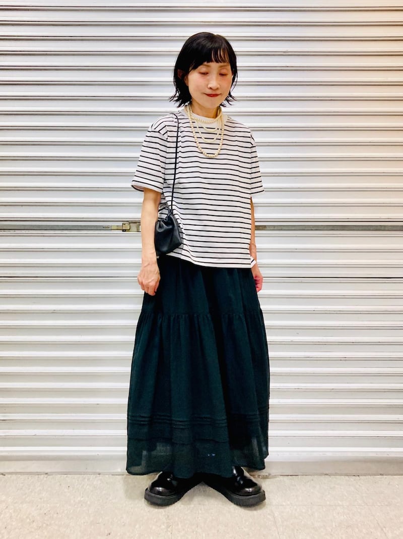 サイドスリット＆前後の裾の長さに差もあるため、このようにボリュームのあるボトムスともなじみます　出典：StyleHint