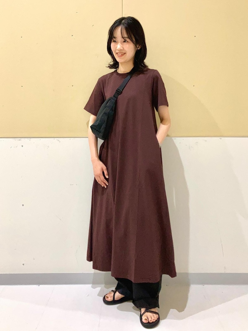下にジャージーバレルレッグパンツをレイヤード　出典：StyleHint